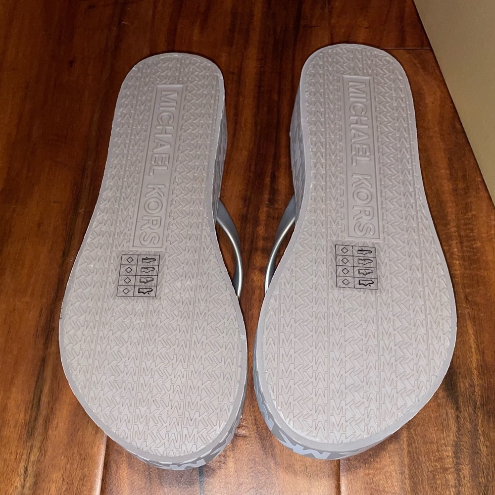 NWT Michael Kors Bedford Glam Platformm
Flip Flop  -Size 7 - Picture 7 of 8